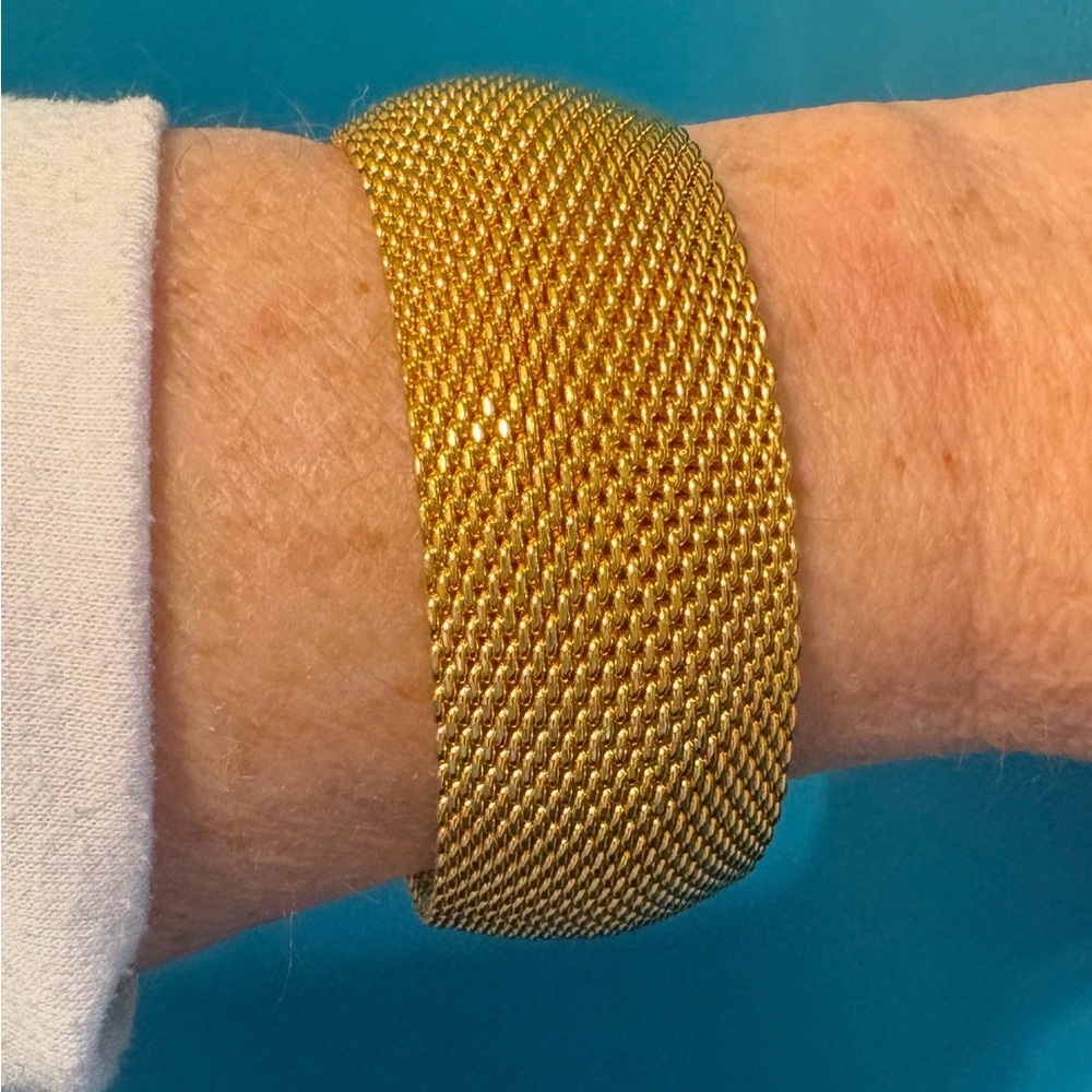 OHJ bracelet vintage gold tone mesh sz 7.5 flexible nice weight! 1” wide bangle - Picture 10 of 13